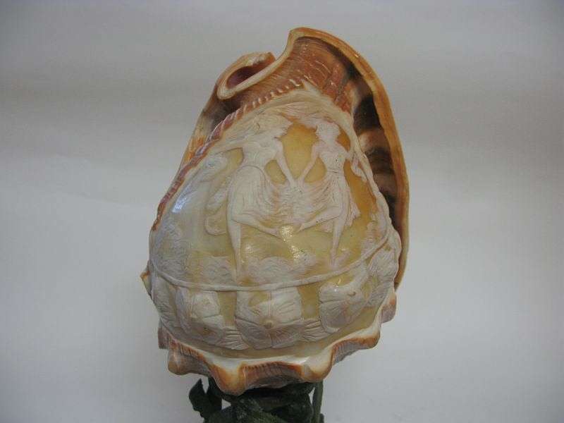 A MAGNIFICENT ANTIQUE CAMEO CONCH SHELL LAMP ON A METAL BASE ....WORKING CONDITION ....SEE PICS !!!!