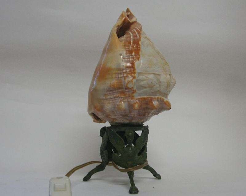 A MAGNIFICENT ANTIQUE CAMEO CONCH SHELL LAMP ON A METAL BASE ....WORKING CONDITION ....SEE PICS !!!!