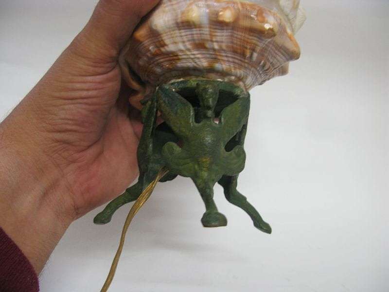 A MAGNIFICENT ANTIQUE CAMEO CONCH SHELL LAMP ON A METAL BASE ....WORKING CONDITION ....SEE PICS !!!!