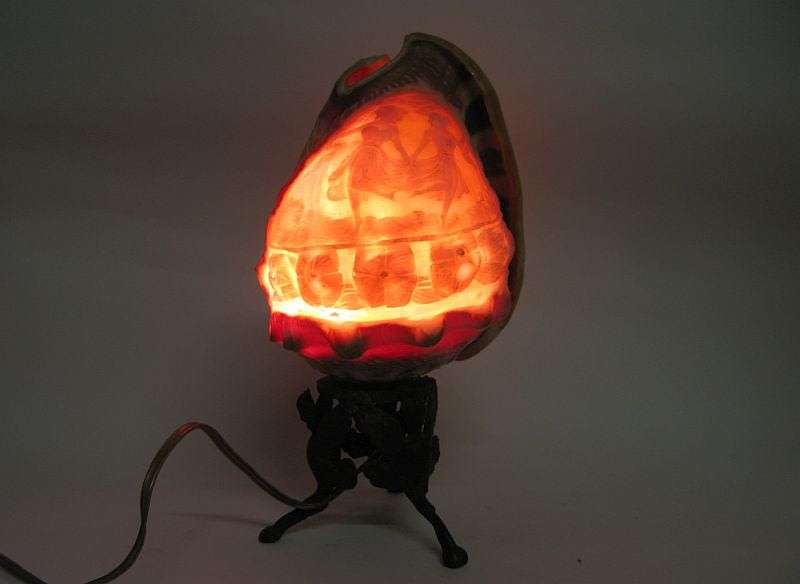 A MAGNIFICENT ANTIQUE CAMEO CONCH SHELL LAMP ON A METAL BASE ....WORKING CONDITION ....SEE PICS !!!!