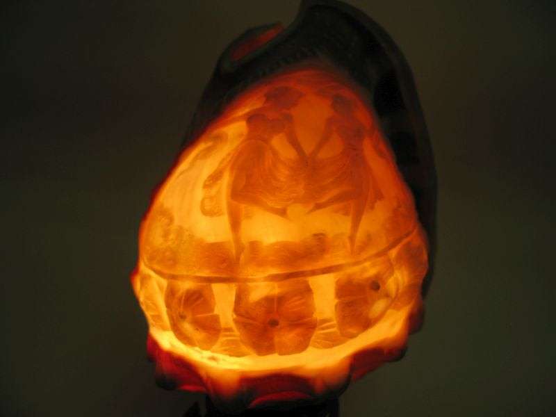 A MAGNIFICENT ANTIQUE CAMEO CONCH SHELL LAMP ON A METAL BASE ....WORKING CONDITION ....SEE PICS !!!!