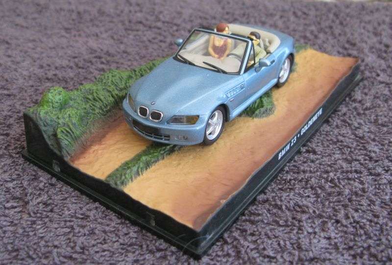 A 1:43 SCALE DIE CAST METAL MODEL OF THE "BMW Z3" AS SEEN IN THE JAMES BOND MOVIE GOLDENEYE