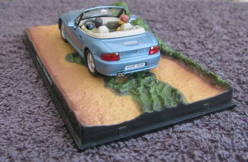 A 1:43 SCALE DIE CAST METAL MODEL OF THE "BMW Z3" AS SEEN IN THE JAMES BOND MOVIE GOLDENEYE