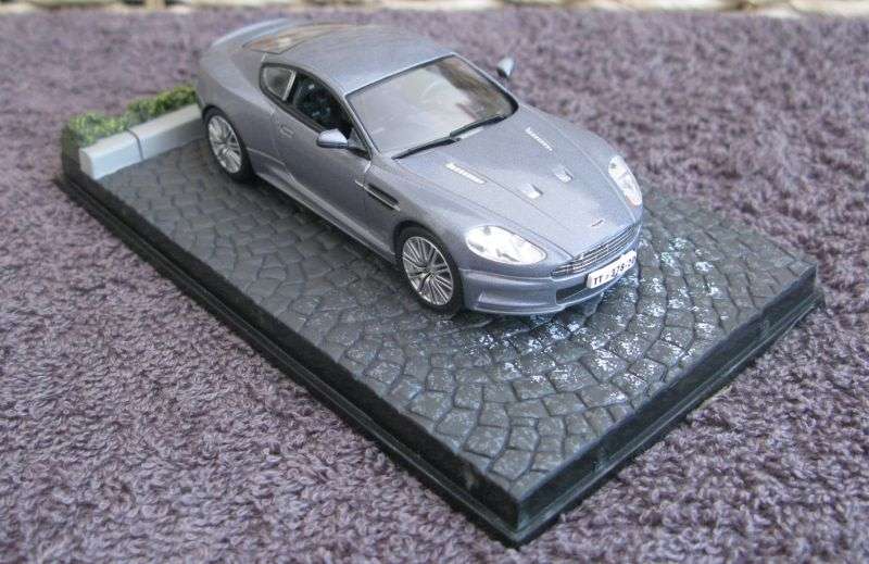 A 1:43 SCALE DIE CAST METAL MODEL OF THE ASTON MARTIN DBS AS SEEN IN THE JAMES BOND MOVIE
