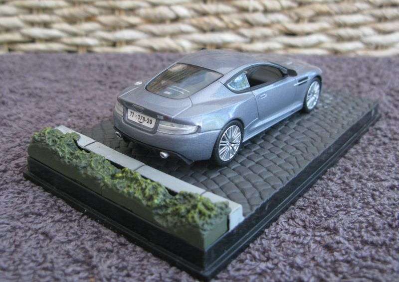 A 1:43 SCALE DIE CAST METAL MODEL OF THE ASTON MARTIN DBS AS SEEN IN THE JAMES BOND MOVIE