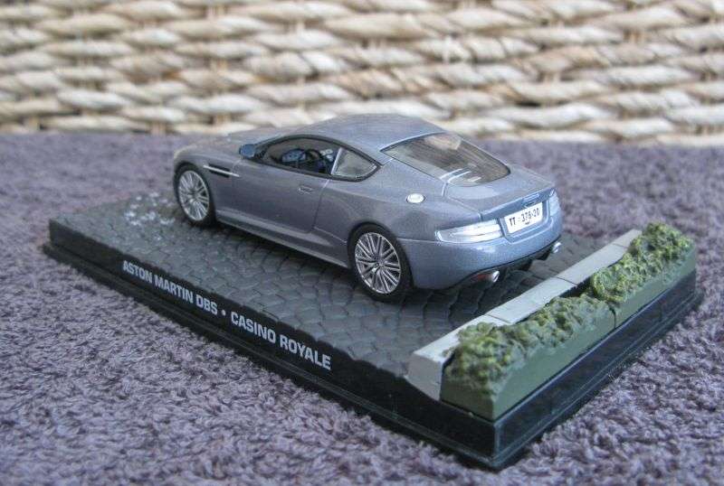 A 1:43 SCALE DIE CAST METAL MODEL OF THE ASTON MARTIN DBS AS SEEN IN THE JAMES BOND MOVIE