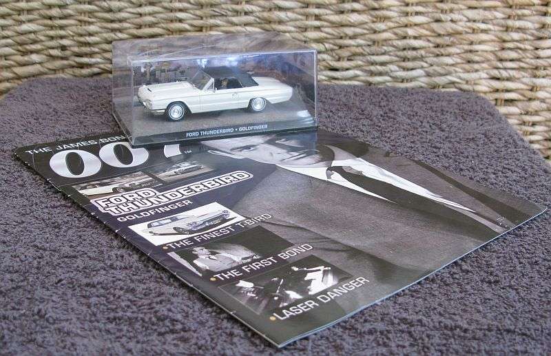 A 1:43 SCALE DIE CAST METAL MODEL OF THE FORD THUNDERBIRD AS SEEN IN THE JAMES BOND MOVIE GOLDFINGER