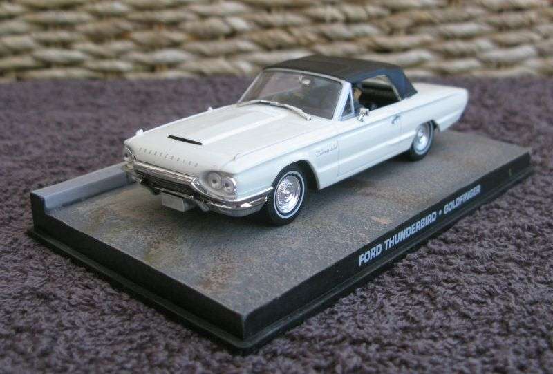 A 1:43 SCALE DIE CAST METAL MODEL OF THE FORD THUNDERBIRD AS SEEN IN THE JAMES BOND MOVIE GOLDFINGER