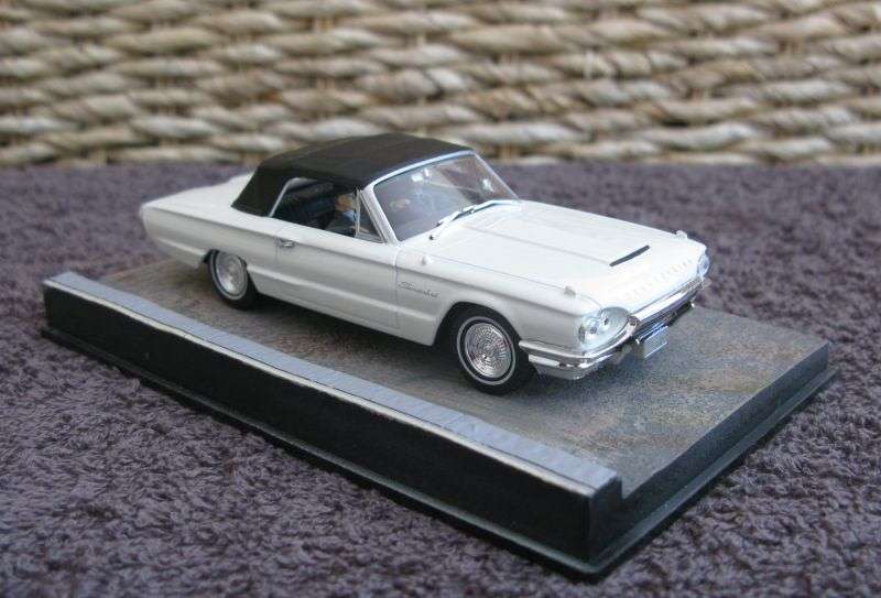 A 1:43 SCALE DIE CAST METAL MODEL OF THE FORD THUNDERBIRD AS SEEN IN THE JAMES BOND MOVIE GOLDFINGER