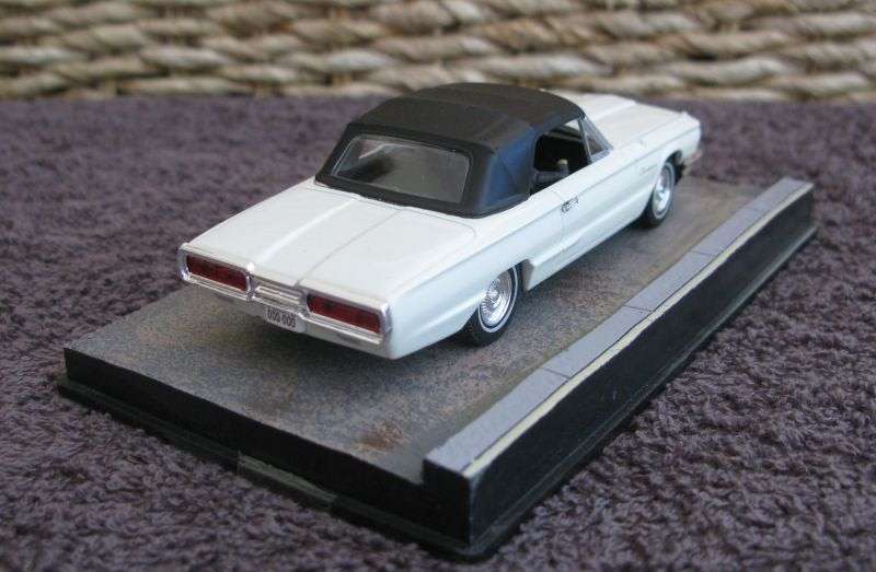 A 1:43 SCALE DIE CAST METAL MODEL OF THE FORD THUNDERBIRD AS SEEN IN THE JAMES BOND MOVIE GOLDFINGER