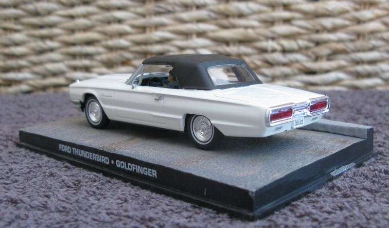 A 1:43 SCALE DIE CAST METAL MODEL OF THE FORD THUNDERBIRD AS SEEN IN THE JAMES BOND MOVIE GOLDFINGER