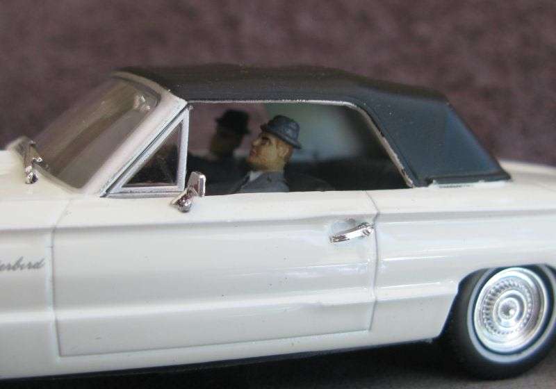 A 1:43 SCALE DIE CAST METAL MODEL OF THE FORD THUNDERBIRD AS SEEN IN THE JAMES BOND MOVIE GOLDFINGER