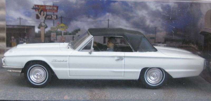A 1:43 SCALE DIE CAST METAL MODEL OF THE FORD THUNDERBIRD AS SEEN IN THE JAMES BOND MOVIE GOLDFINGER