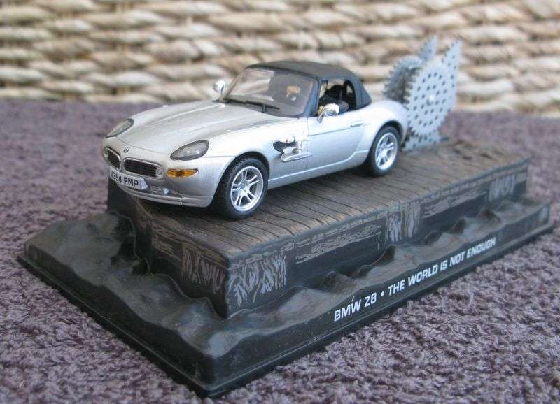 A 1:43 SCALE DIE CAST METAL MODEL OF THE BMW Z8 AS SEEN IN THE JAMES BOND MOVIE