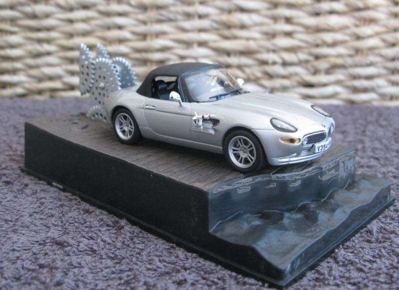A 1:43 SCALE DIE CAST METAL MODEL OF THE BMW Z8 AS SEEN IN THE JAMES BOND MOVIE