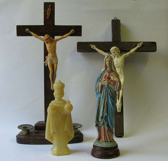 WOW !! NOT OFTEN SEEN....A LOT OF VINTAGE RELIGIOUS FIGURES ....HIGHLY COLLECTABLE !! BID FOR ALL !!