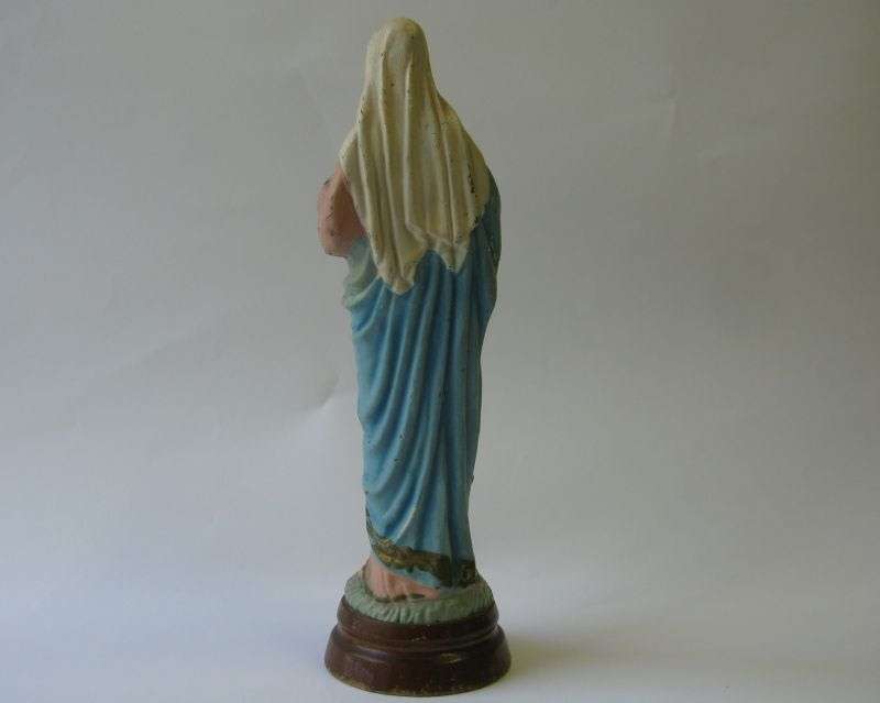 WOW !! NOT OFTEN SEEN....A LOT OF VINTAGE RELIGIOUS FIGURES ....HIGHLY COLLECTABLE !! BID FOR ALL !!