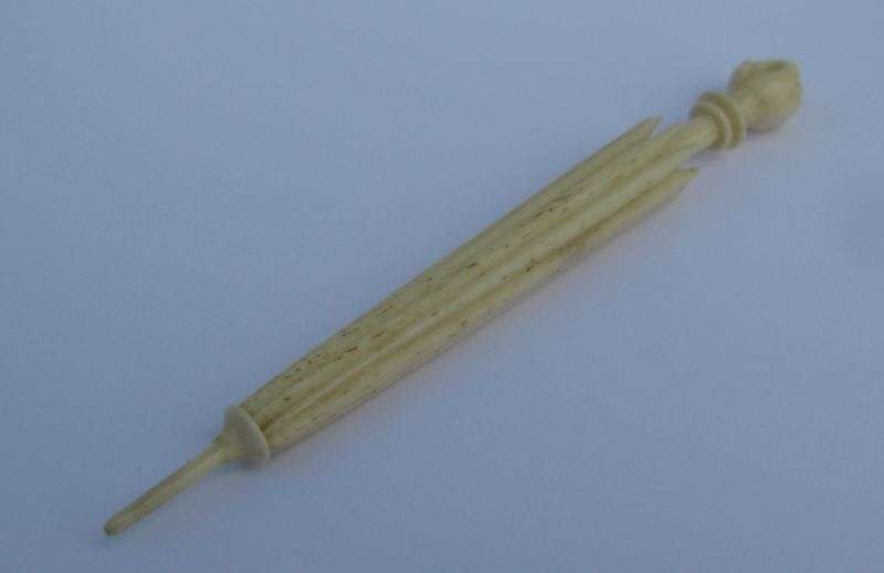 RARE !!! AN ANTIQUE FRENCH 19TH CENTURY CARVED BONE PARASOL ETUI ( NEEDLE CASE ) WITH HAND DETAIL