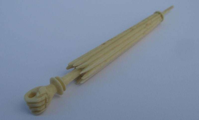 RARE !!! AN ANTIQUE FRENCH 19TH CENTURY CARVED BONE PARASOL ETUI ( NEEDLE CASE ) WITH HAND DETAIL