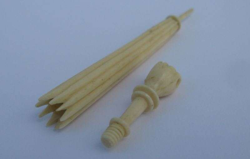 RARE !!! AN ANTIQUE FRENCH 19TH CENTURY CARVED BONE PARASOL ETUI ( NEEDLE CASE ) WITH HAND DETAIL
