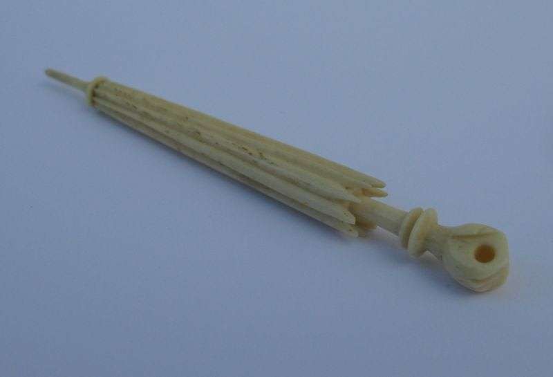 RARE !!! AN ANTIQUE FRENCH 19TH CENTURY CARVED BONE PARASOL ETUI ( NEEDLE CASE ) WITH HAND DETAIL