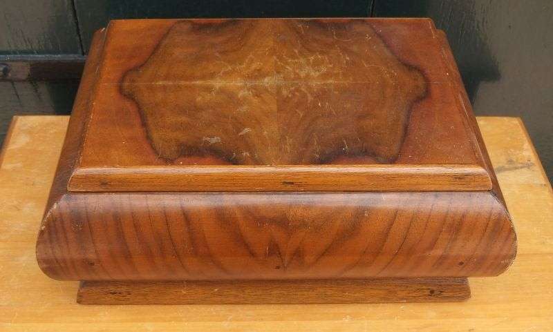 A SOLID QUALITY VINTAGE WOODEN JEWELRY BOX MADE OF MERANTI WITH ROSEWOOD VENEER !! COOL !!