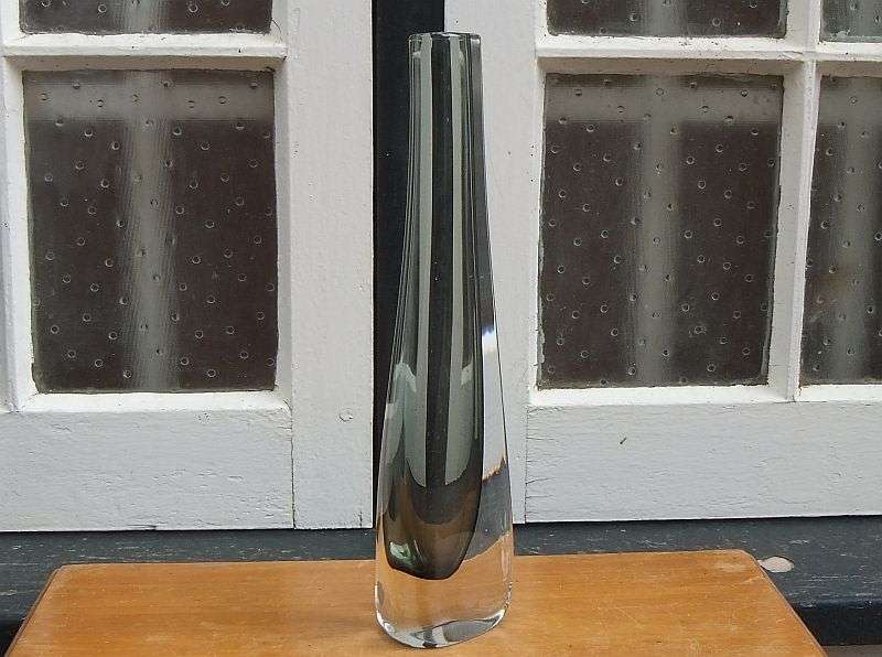 A FABULOUS VINTAGE SIGNED GLASS VASE BY ORREFORS OF SWEDEN WITH ORIGINAL STICKER !! COOL !!