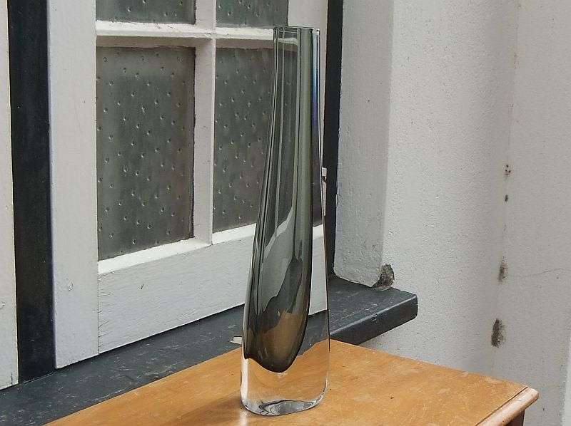 A FABULOUS VINTAGE SIGNED GLASS VASE BY ORREFORS OF SWEDEN WITH ORIGINAL STICKER !! COOL !!