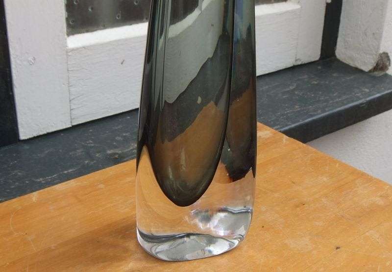 A FABULOUS VINTAGE SIGNED GLASS VASE BY ORREFORS OF SWEDEN WITH ORIGINAL STICKER !! COOL !!