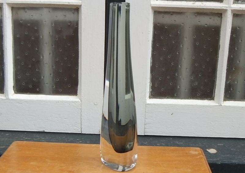 A FABULOUS VINTAGE SIGNED GLASS VASE BY ORREFORS OF SWEDEN WITH ORIGINAL STICKER !! COOL !!