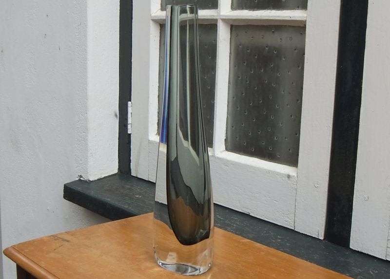 A FABULOUS VINTAGE SIGNED GLASS VASE BY ORREFORS OF SWEDEN WITH ORIGINAL STICKER !! COOL !!