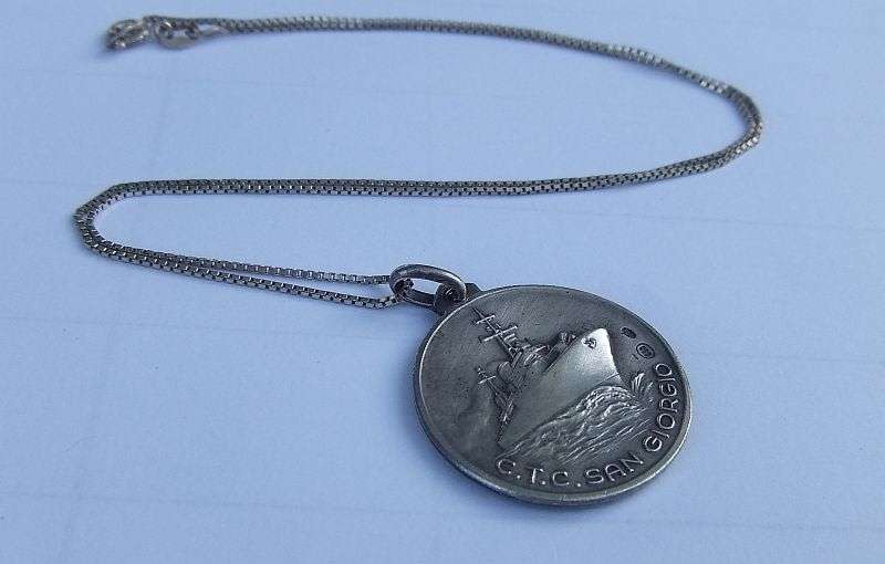 A FABULOUS VINTAGE SOLID SILVER "ST GEORGE" MEDALLION PENDANT WITH STERLING SILVER NECKLACE !! COOL