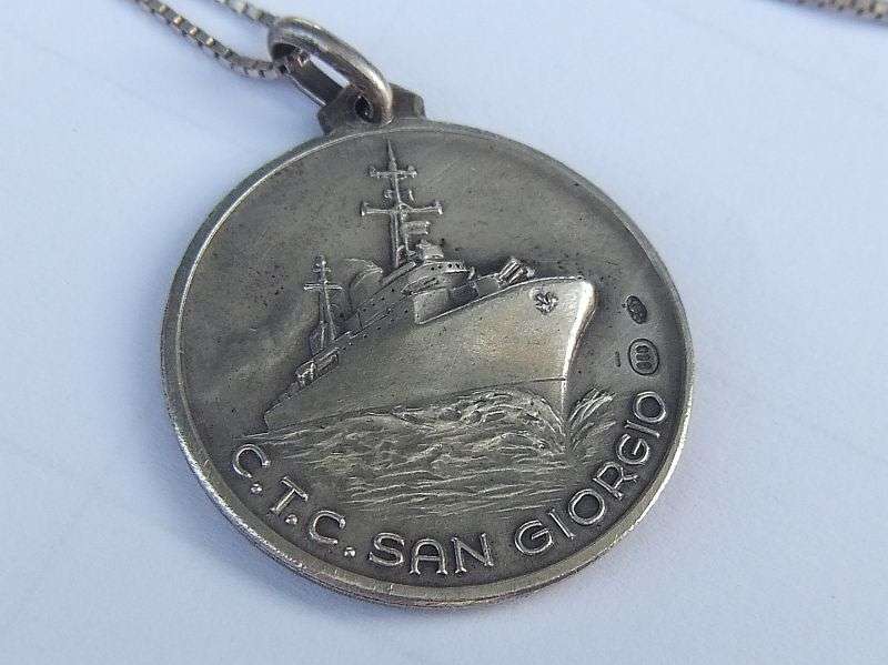 A FABULOUS VINTAGE SOLID SILVER "ST GEORGE" MEDALLION PENDANT WITH STERLING SILVER NECKLACE !! COOL