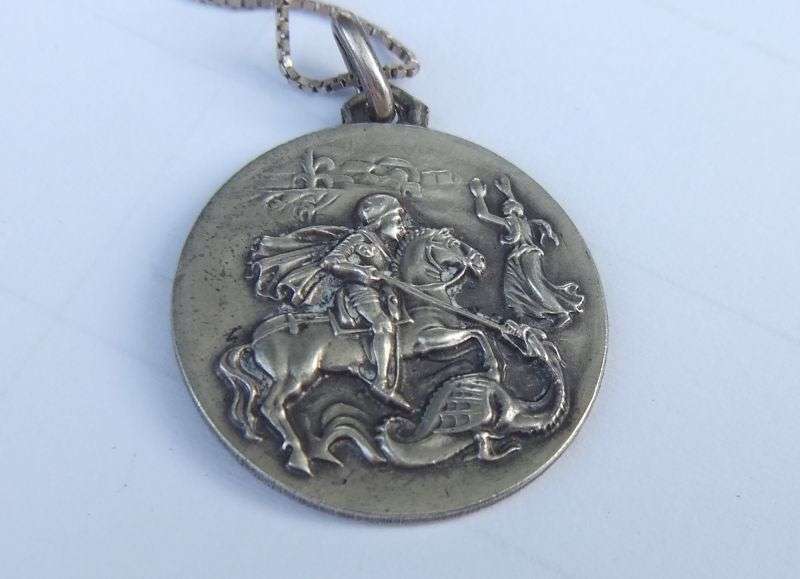 A FABULOUS VINTAGE SOLID SILVER "ST GEORGE" MEDALLION PENDANT WITH STERLING SILVER NECKLACE !! COOL