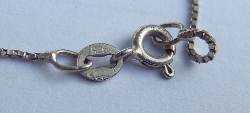 A FABULOUS VINTAGE SOLID SILVER "ST GEORGE" MEDALLION PENDANT WITH STERLING SILVER NECKLACE !! COOL