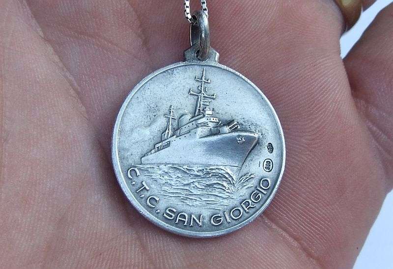 A FABULOUS VINTAGE SOLID SILVER "ST GEORGE" MEDALLION PENDANT WITH STERLING SILVER NECKLACE !! COOL