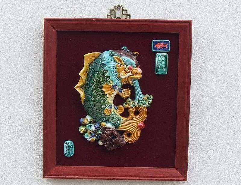 AMAZING FIND !! A DETAILED VINTAGE ORIENTAL WALL HANGING WITH MAKERS PLAQUES - MUST SEE !! WOW !!