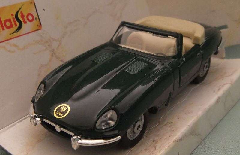 CLASSIC !! A DETAILED DIE CAST METAL MODEL OF THE JAGUAR E TYPE CABRIOLET - BOXED !!