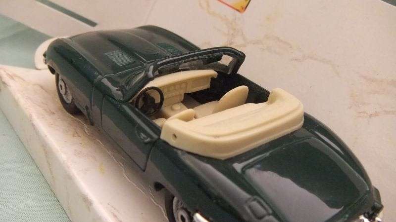 CLASSIC !! A DETAILED DIE CAST METAL MODEL OF THE JAGUAR E TYPE CABRIOLET - BOXED !!