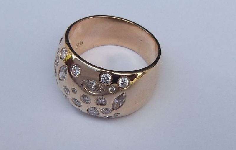 A MAGNIFICENT SOLID 9 CT GOLD RING SET WITH OVER A CARAT OF DIAMONDS !! CERTIFIED R 30 000 VALUE !!
