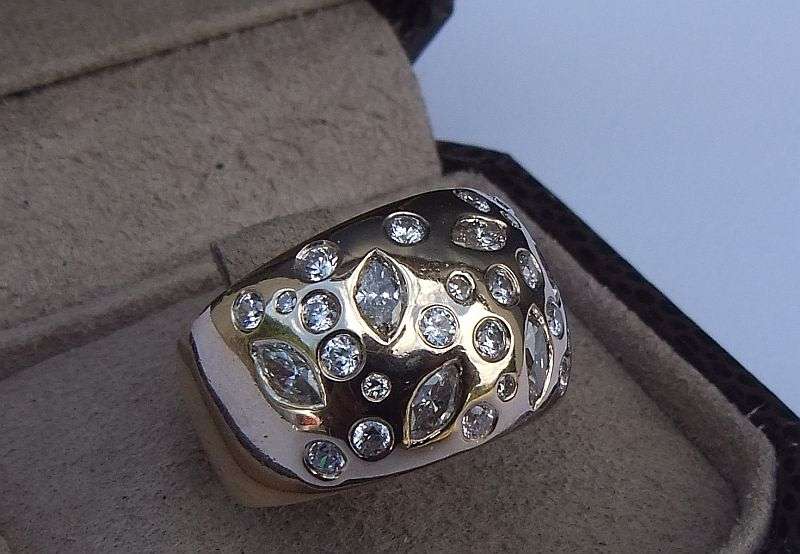 A MAGNIFICENT SOLID 9 CT GOLD RING SET WITH OVER A CARAT OF DIAMONDS !! CERTIFIED R 30 000 VALUE !!