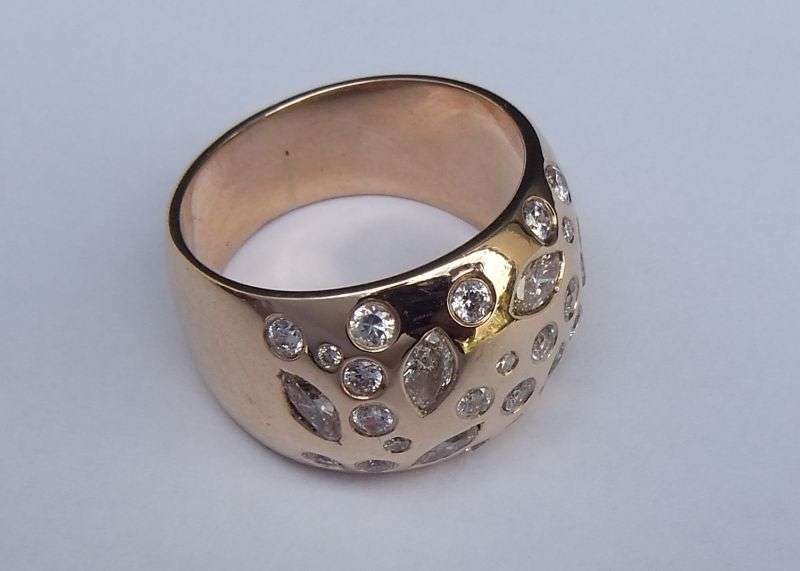 A MAGNIFICENT SOLID 9 CT GOLD RING SET WITH OVER A CARAT OF DIAMONDS !! CERTIFIED R 30 000 VALUE !!