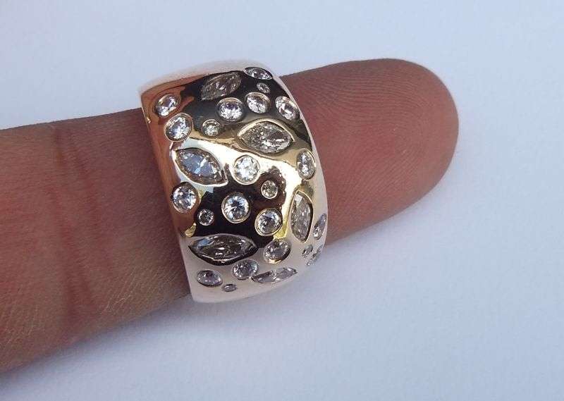 A MAGNIFICENT SOLID 9 CT GOLD RING SET WITH OVER A CARAT OF DIAMONDS !! CERTIFIED R 30 000 VALUE !!