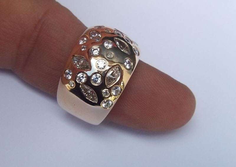 A MAGNIFICENT SOLID 9 CT GOLD RING SET WITH OVER A CARAT OF DIAMONDS !! CERTIFIED R 30 000 VALUE !!