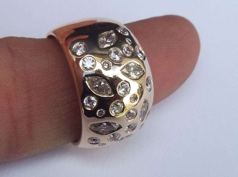 A MAGNIFICENT SOLID 9 CT GOLD RING SET WITH OVER A CARAT OF DIAMONDS !! CERTIFIED R 30 000 VALUE !!