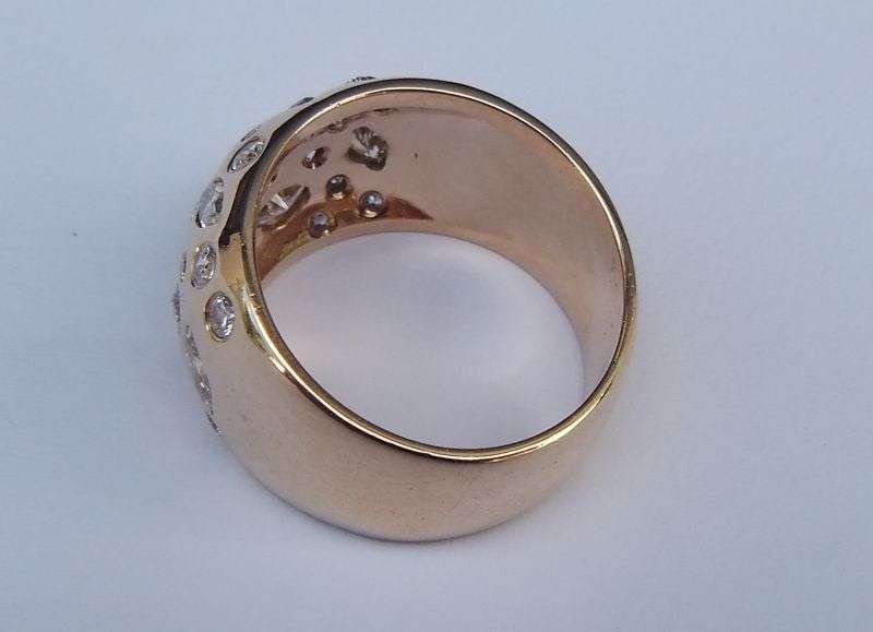 A MAGNIFICENT SOLID 9 CT GOLD RING SET WITH OVER A CARAT OF DIAMONDS !! CERTIFIED R 30 000 VALUE !!