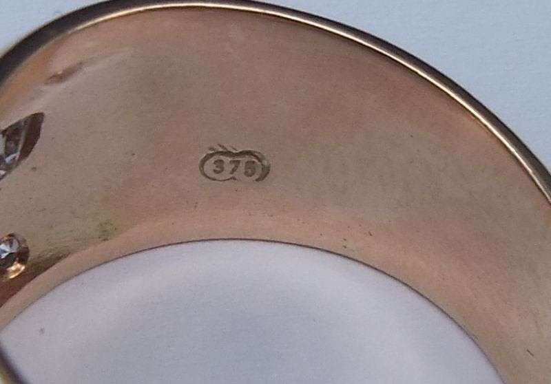 A MAGNIFICENT SOLID 9 CT GOLD RING SET WITH OVER A CARAT OF DIAMONDS !! CERTIFIED R 30 000 VALUE !!