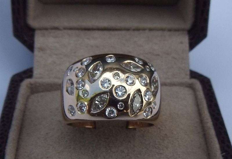A MAGNIFICENT SOLID 9 CT GOLD RING SET WITH OVER A CARAT OF DIAMONDS !! CERTIFIED R 30 000 VALUE !!