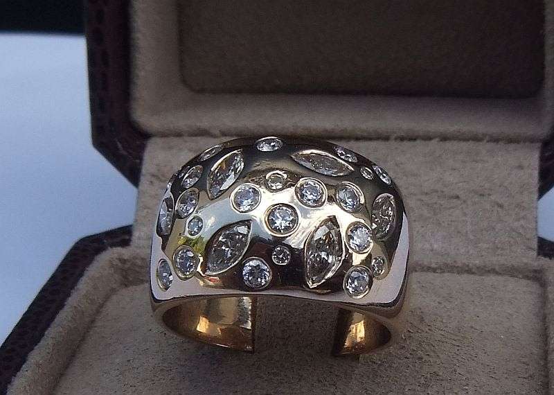 A MAGNIFICENT SOLID 9 CT GOLD RING SET WITH OVER A CARAT OF DIAMONDS !! CERTIFIED R 30 000 VALUE !!