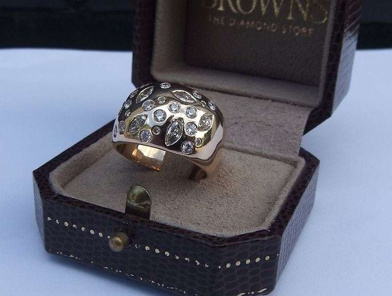 A MAGNIFICENT SOLID 9 CT GOLD RING SET WITH OVER A CARAT OF DIAMONDS !! CERTIFIED R 30 000 VALUE !!